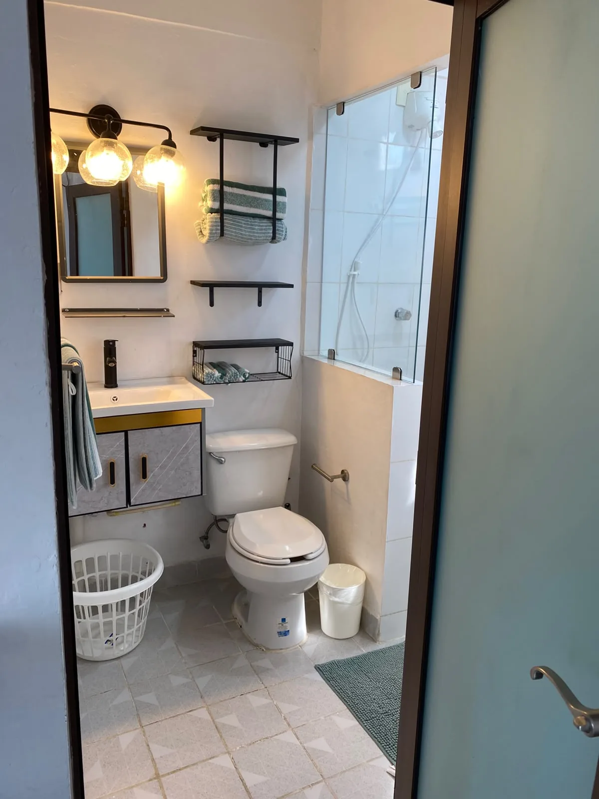 Baño privado con regadera de cristal en Salina Cruz